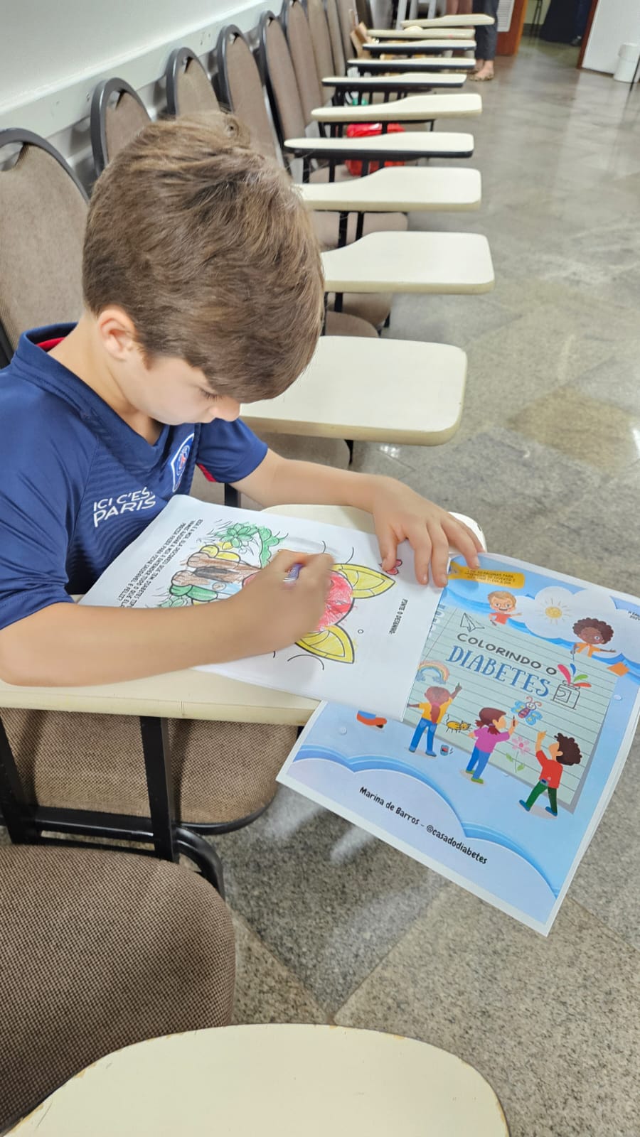 Criança colorindo o livro